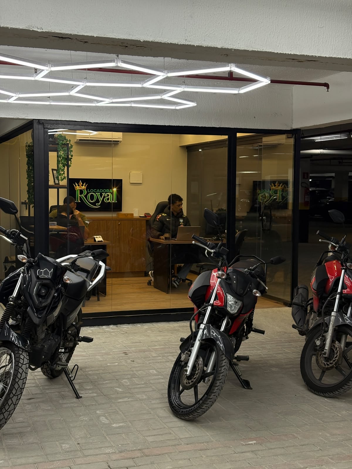 Motos da Royal em frente ao escritório de atendimento