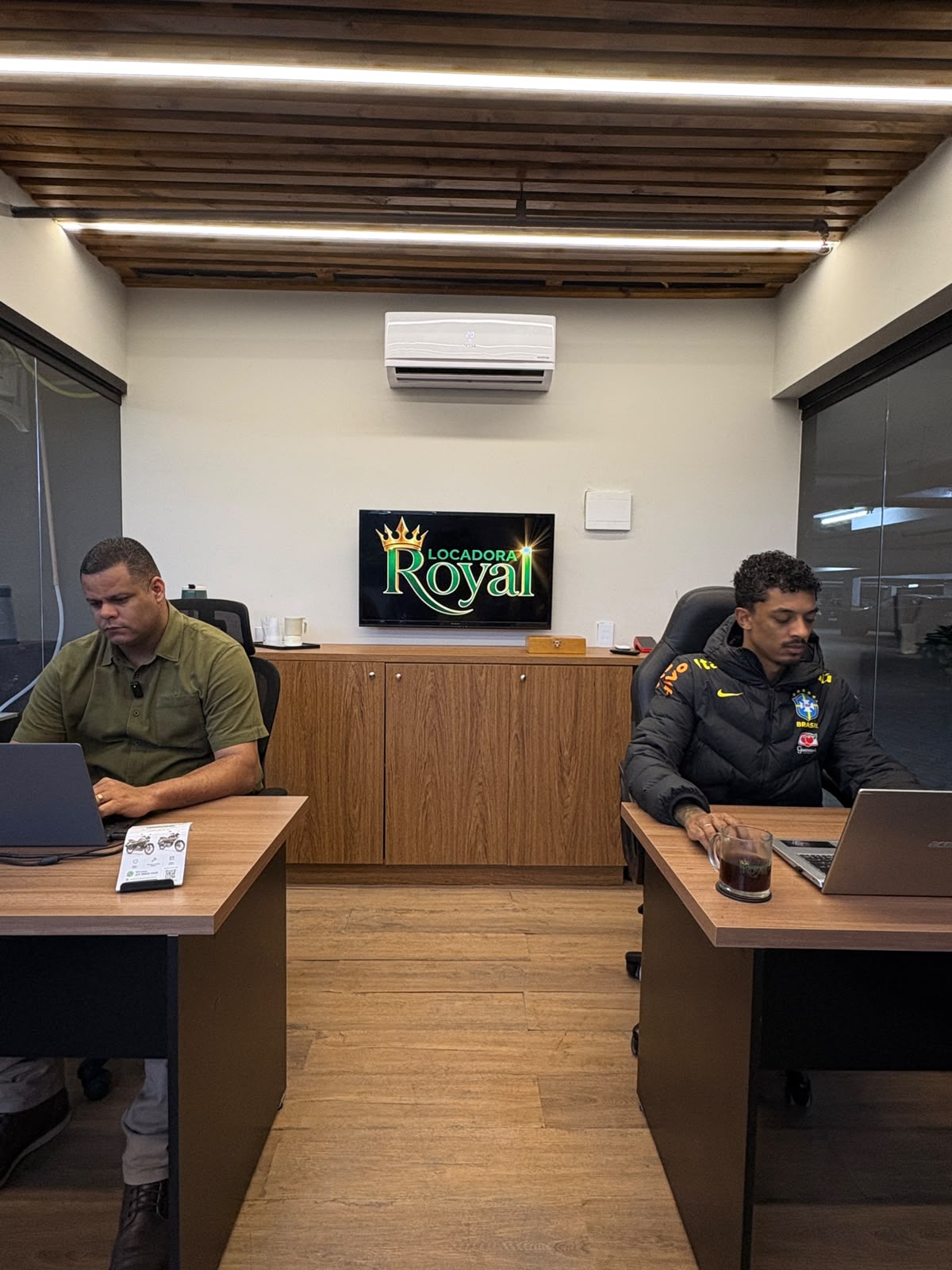 Equipe Royal trabalhando nos computadores do escritório